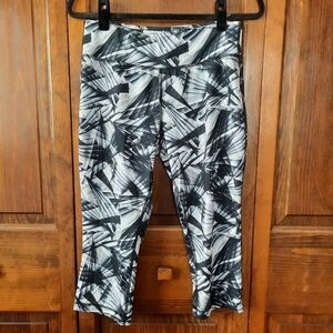 Danskin Now black & white geometric pattern capri length workout gym leggings